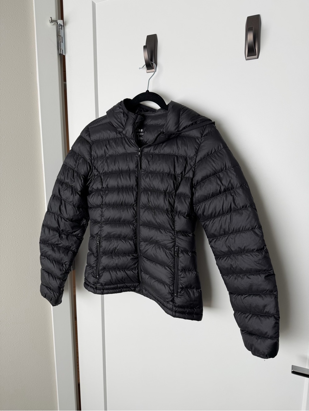 Aritzia TNA Puffer Jacket in Black